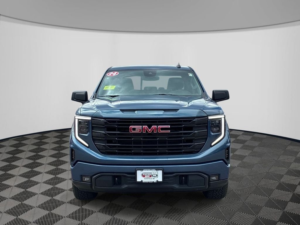 Used 2024  GMC Elevation image 2