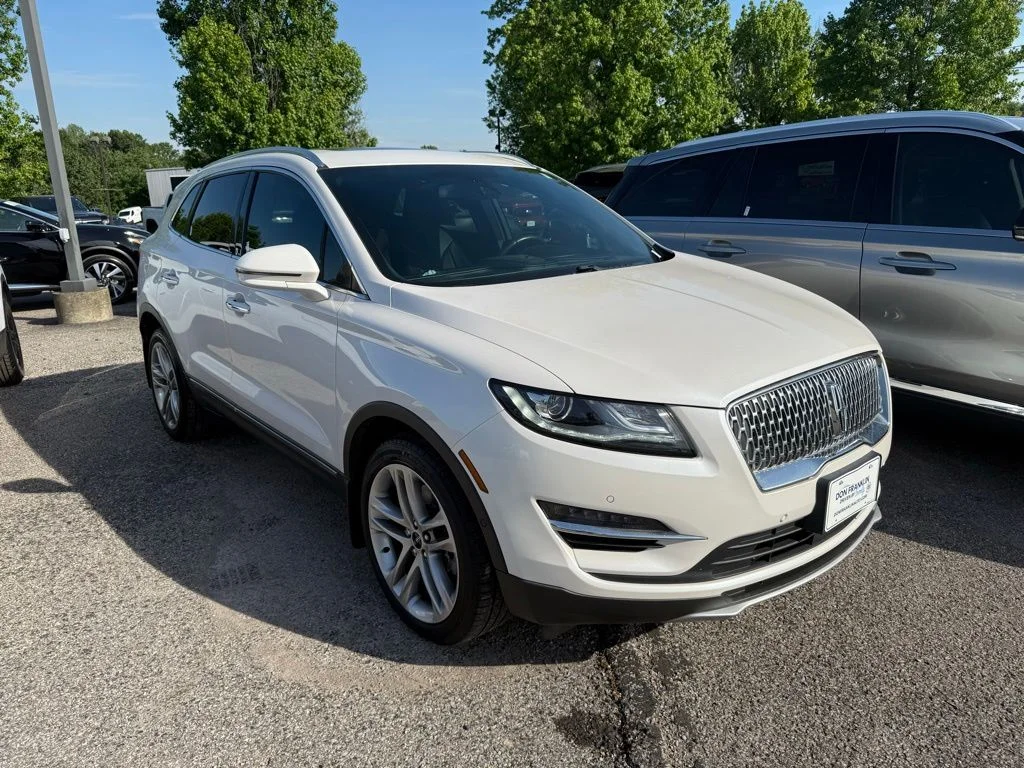 Used 2019 White Lincoln Reserve image 2