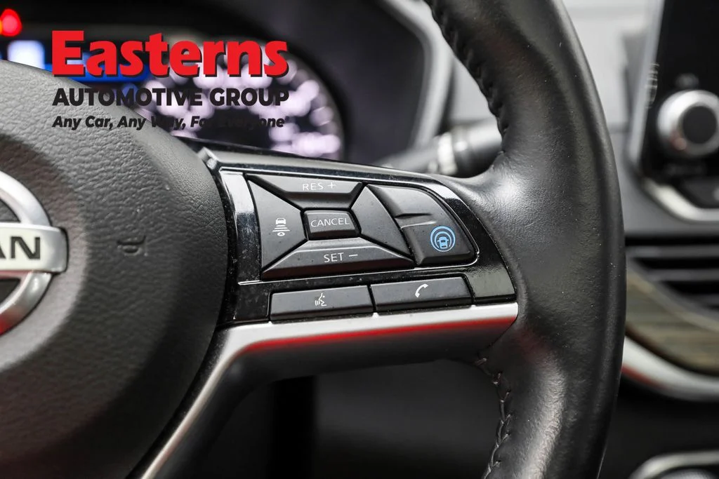 Used 2022 White Nissan 2.5 SL image 16