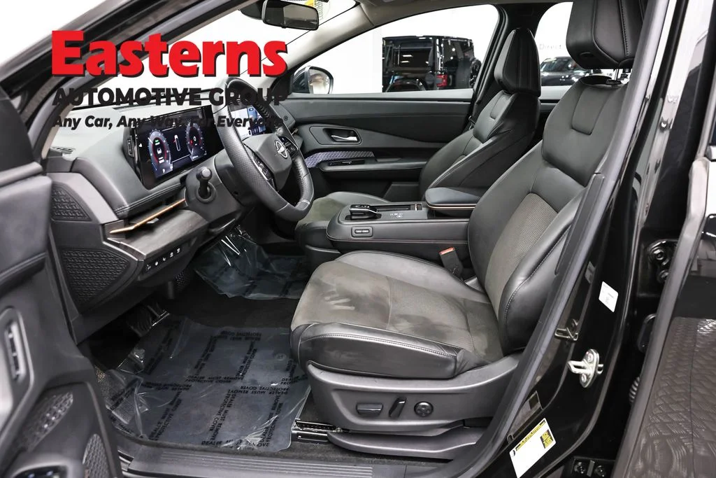 Used 2023 Black Nissan ENGAGE image 13