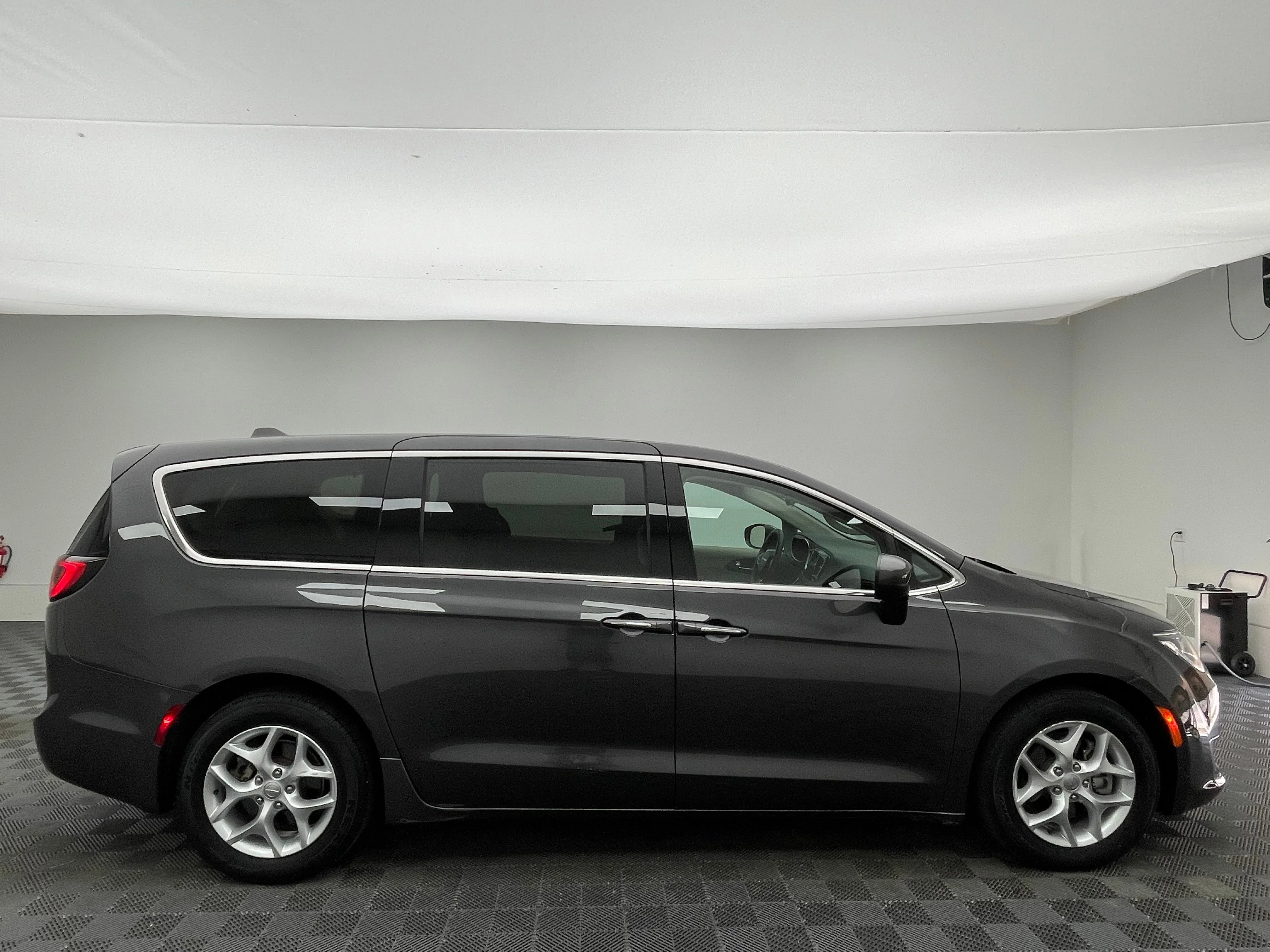 Used 2017 Granite Crystal Metallic Clearcoat Chrysler Touring L image 6