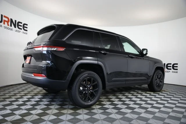 New 2026 Diamond Black Crystal Pearl-Coat Exterior Paint Jeep Altitude image 34