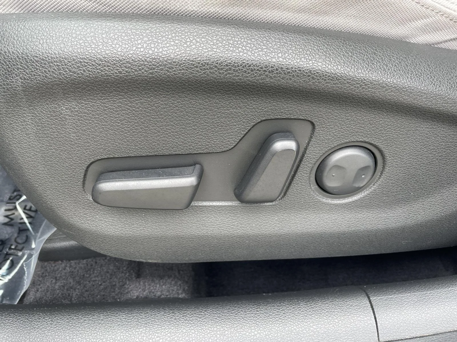 Used 2018 Dazzling White Hyundai Value image 5