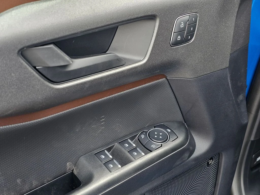 New 2025 Velocity Blue Metallic Ford Outer Banks® image 22
