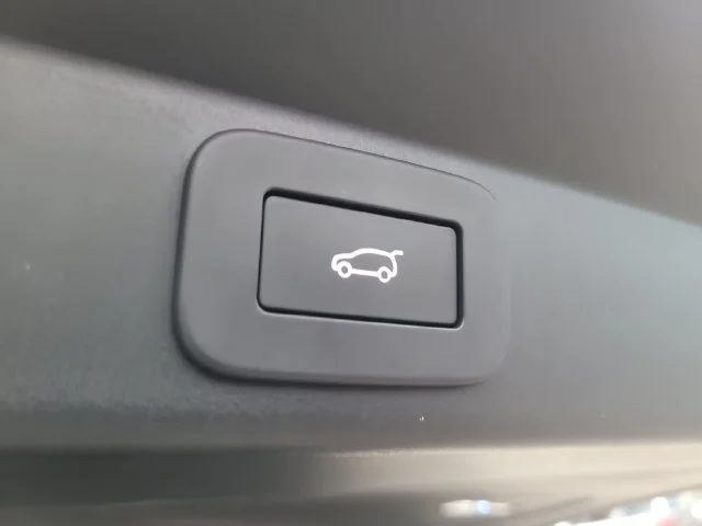 Used 2025 Black Land Rover Dynamic SE image 11
