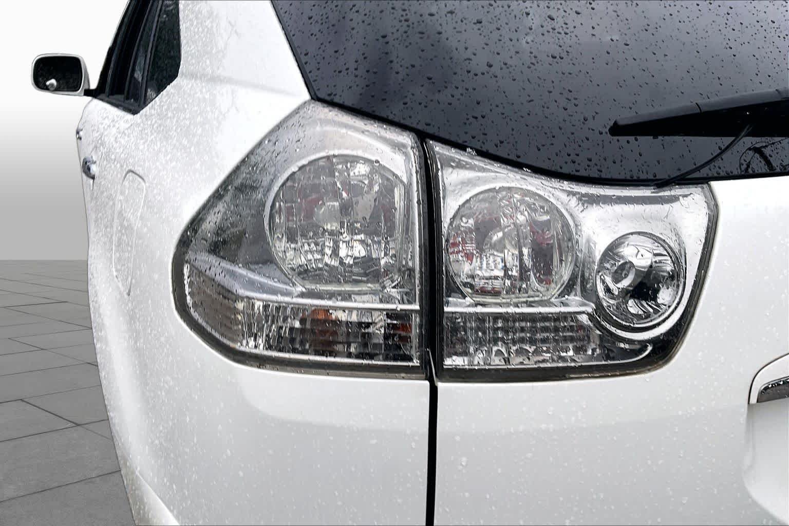 Used 2008 Crystal White Lexus  image 28