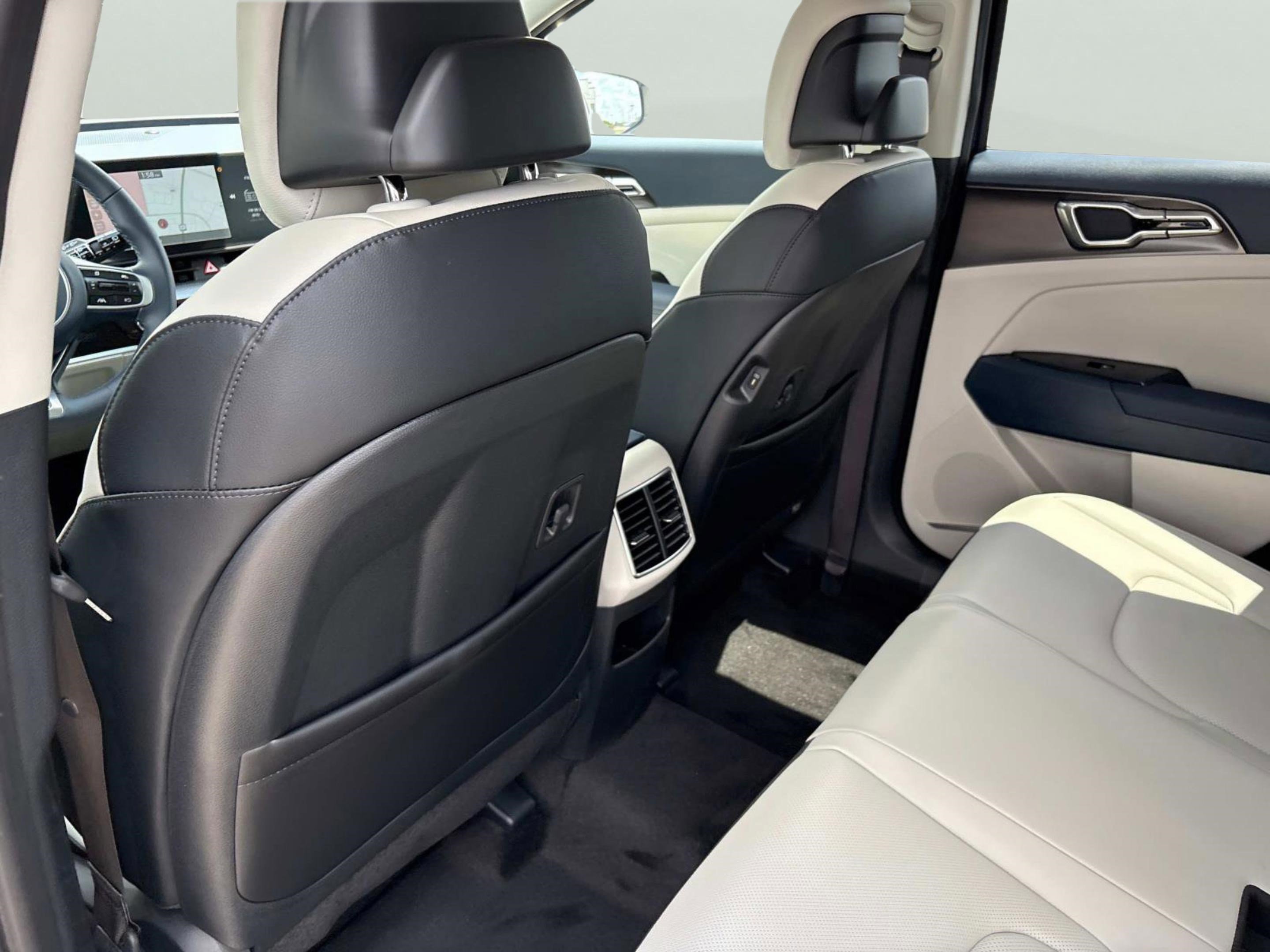 New 2025 Fusion Black Kia EX image 16