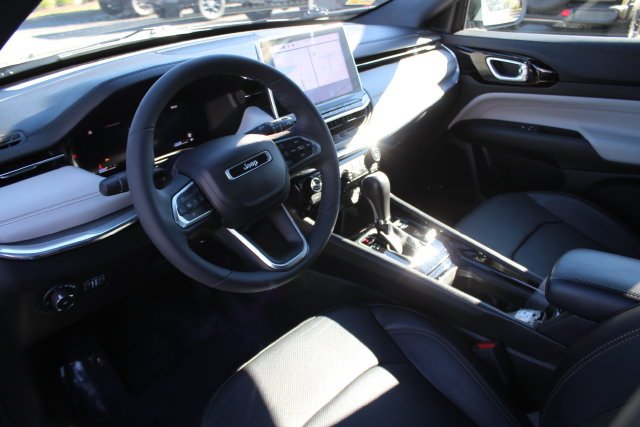 Used 2023 Silver Jeep Limited image 3