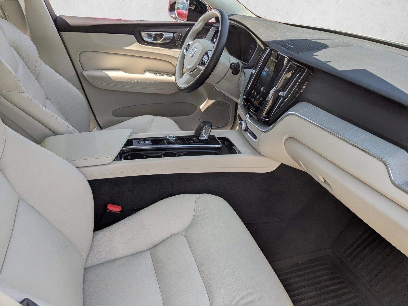 Used 2024 Crystal White Metallic Volvo Plus Dark Theme image 24