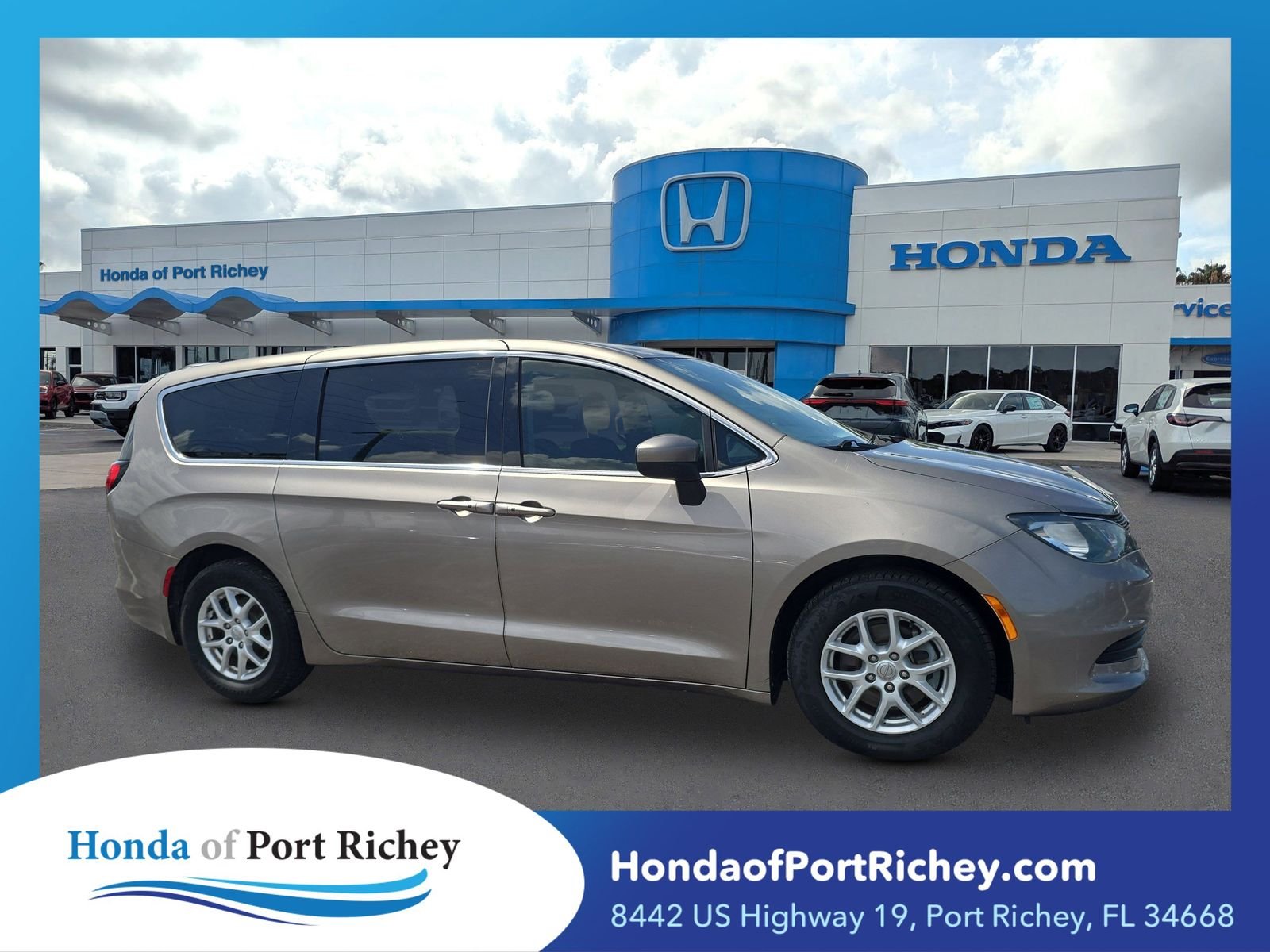 2017 Chrysler Pacifica Touring's photo