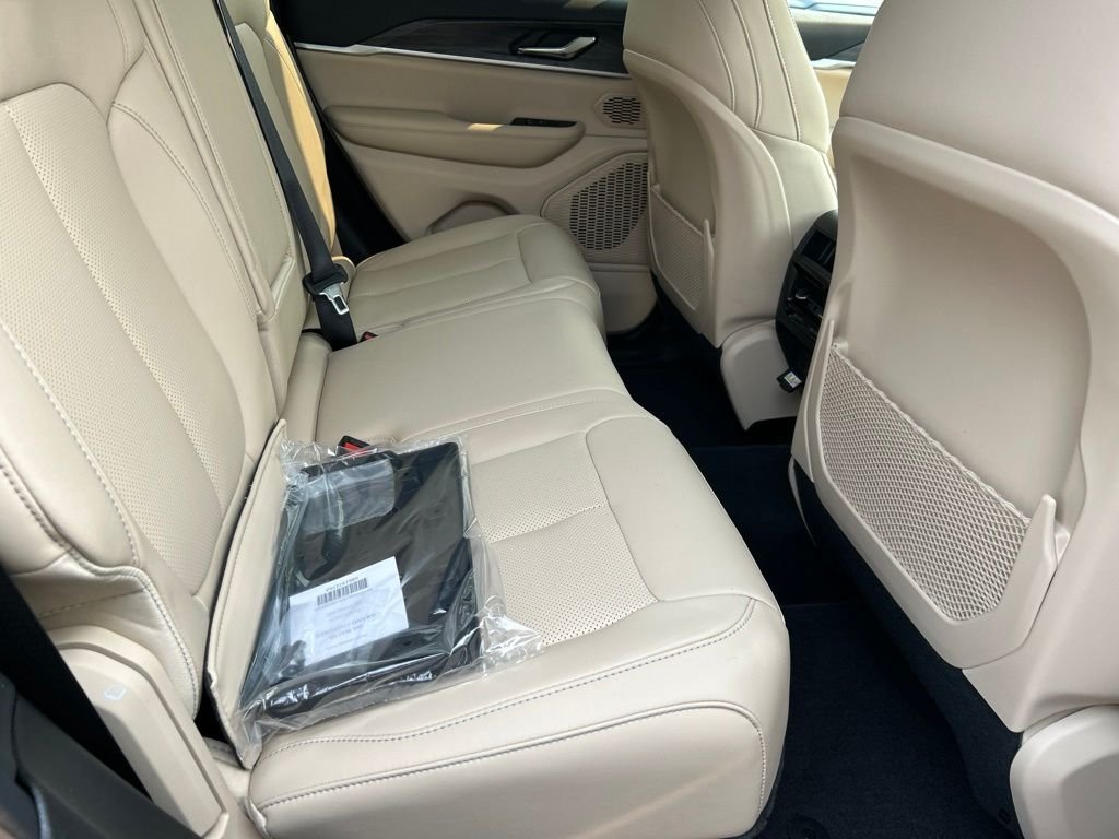 New 2026 Diamond Black Crystal Pearlcoat Jeep Limited image 20