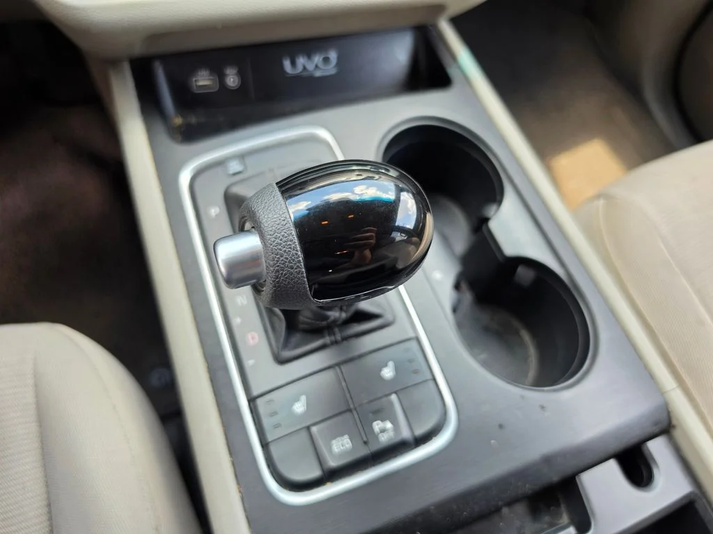 Used 2015 Silver Kia LX image 17
