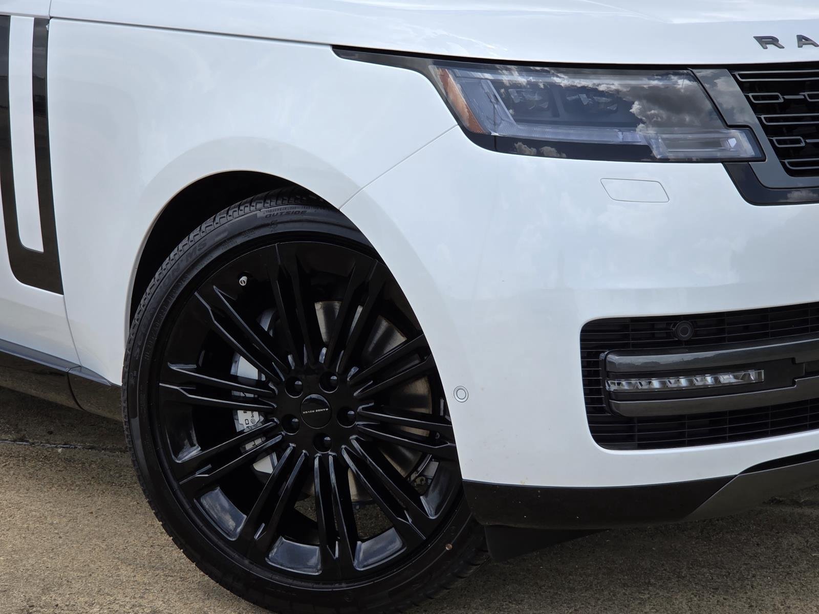 New 2026 Ostuni Pearl White LAND ROVER SE 7 Seats image 7
