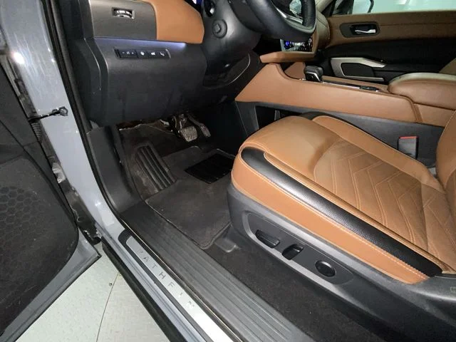 Used 2024 Gray Nissan Platinum image 12
