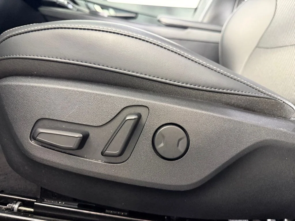 Certified Used 2025  Kia Light image 23