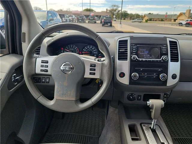 Used 2018 Gray Nissan SV 4x4 Crew Cab 6 ft. box 139.9 in. WB image 12
