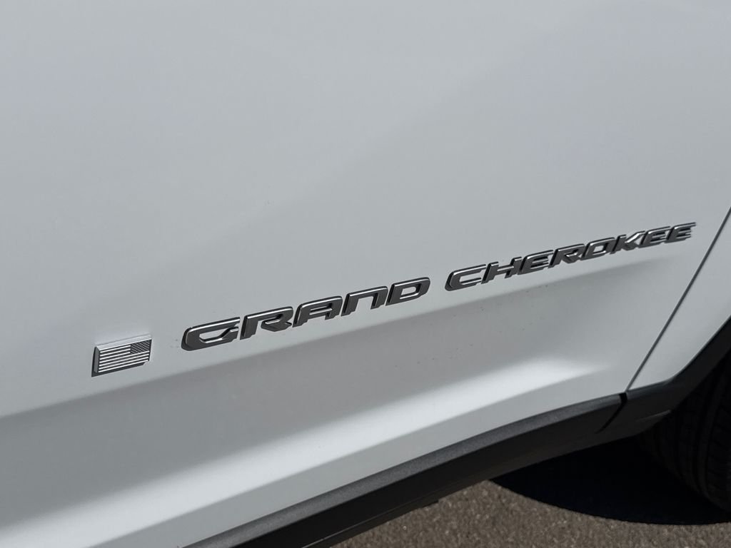 New 2026 Bright White Clear-Coat Exterior Paint Jeep Laredo X image 8