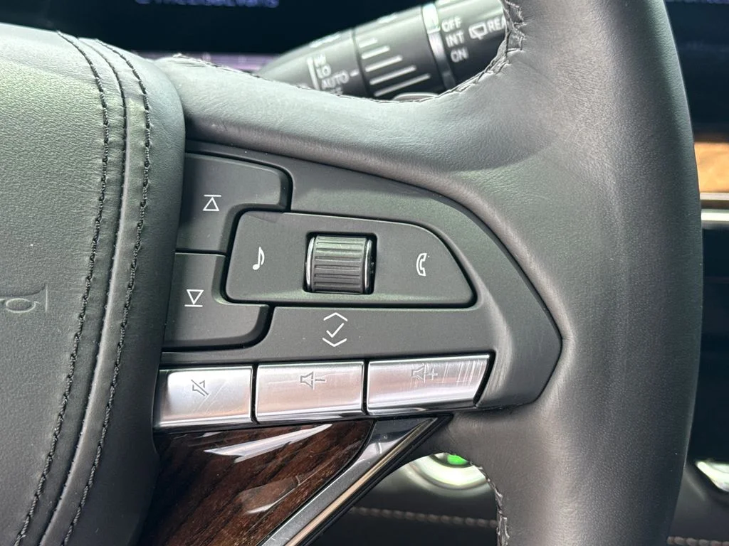 Used 2023 White Cadillac Sport Platinum image 28