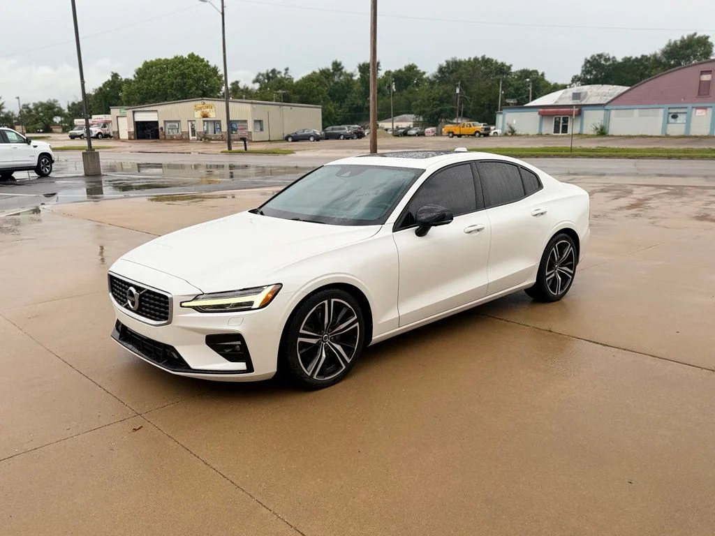 Used 2019 White Volvo T6 R-Design image 7