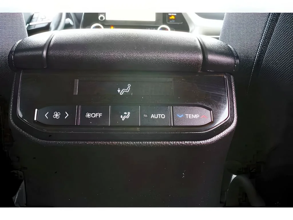 2024 Toyota Highlander LE - Photo 28