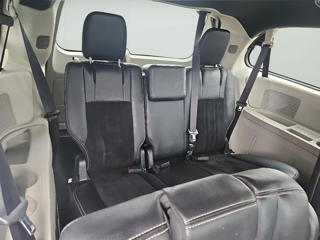 Used 2017 Granite Pearlcoat Dodge SXT image 12