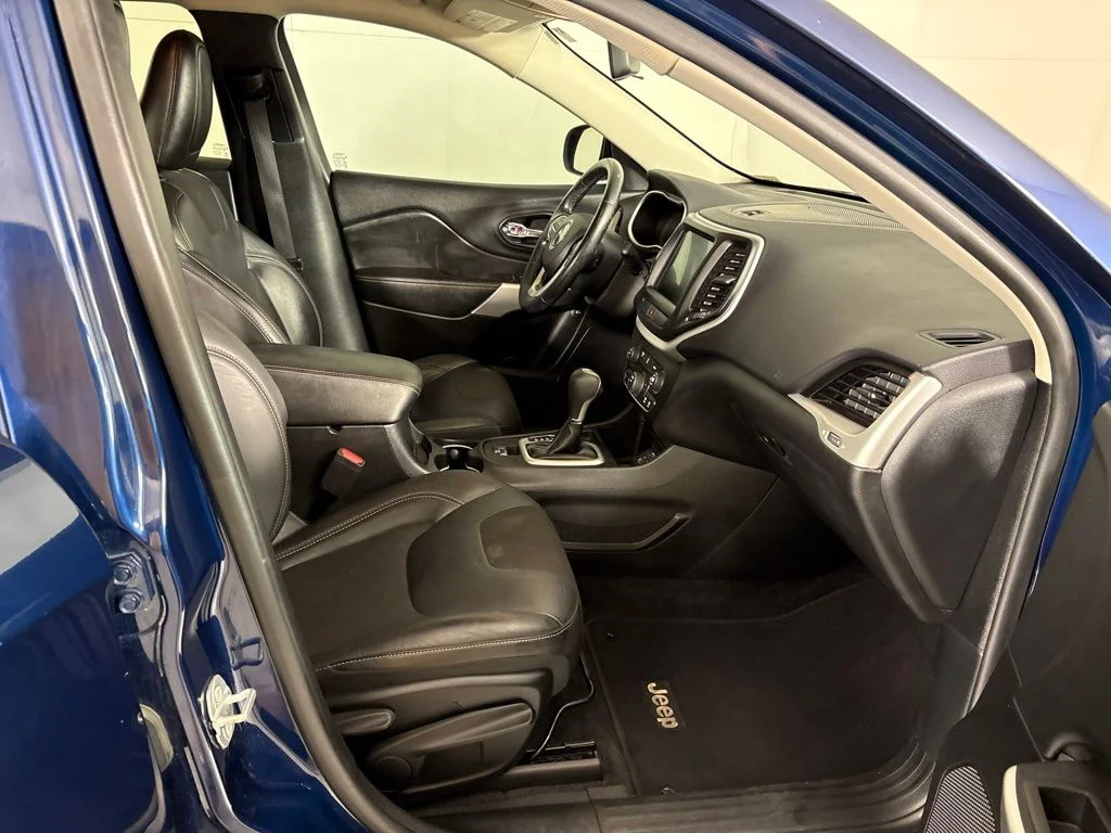 Used 2018 Blue Jeep Latitude Plus image 10