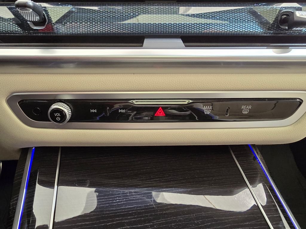 Used 2025 White Metallic BMW xDrive40i image 21