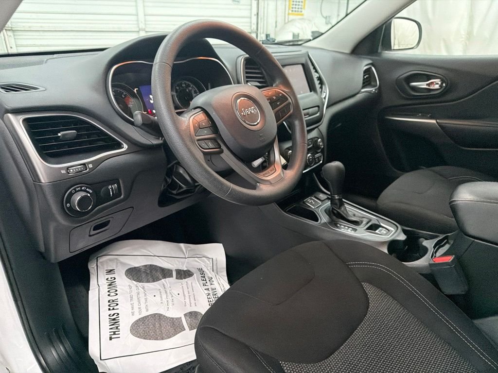 Used 2020 White Jeep Latitude image 13