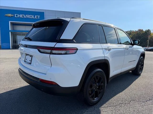 Used 2025 Bright White Clearcoat Jeep Altitude X image 5