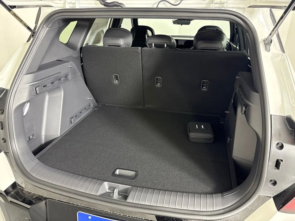 New 2027 Snow White Pearl / Black Roof Kia X-Line image 20