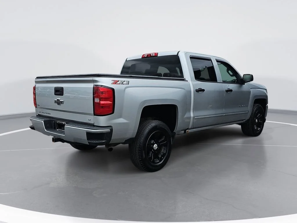 Used 2018 SILVER ICE METALLIC Chevrolet LT image 3