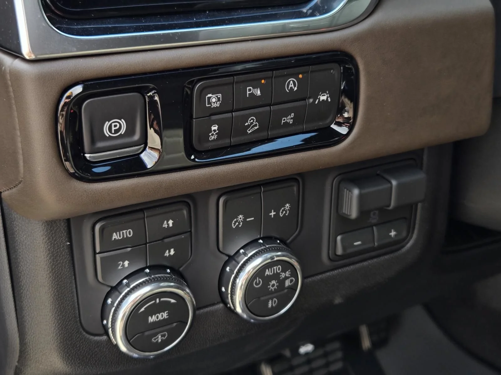 2026 GMC Yukon Denali Ultimate - Photo 8