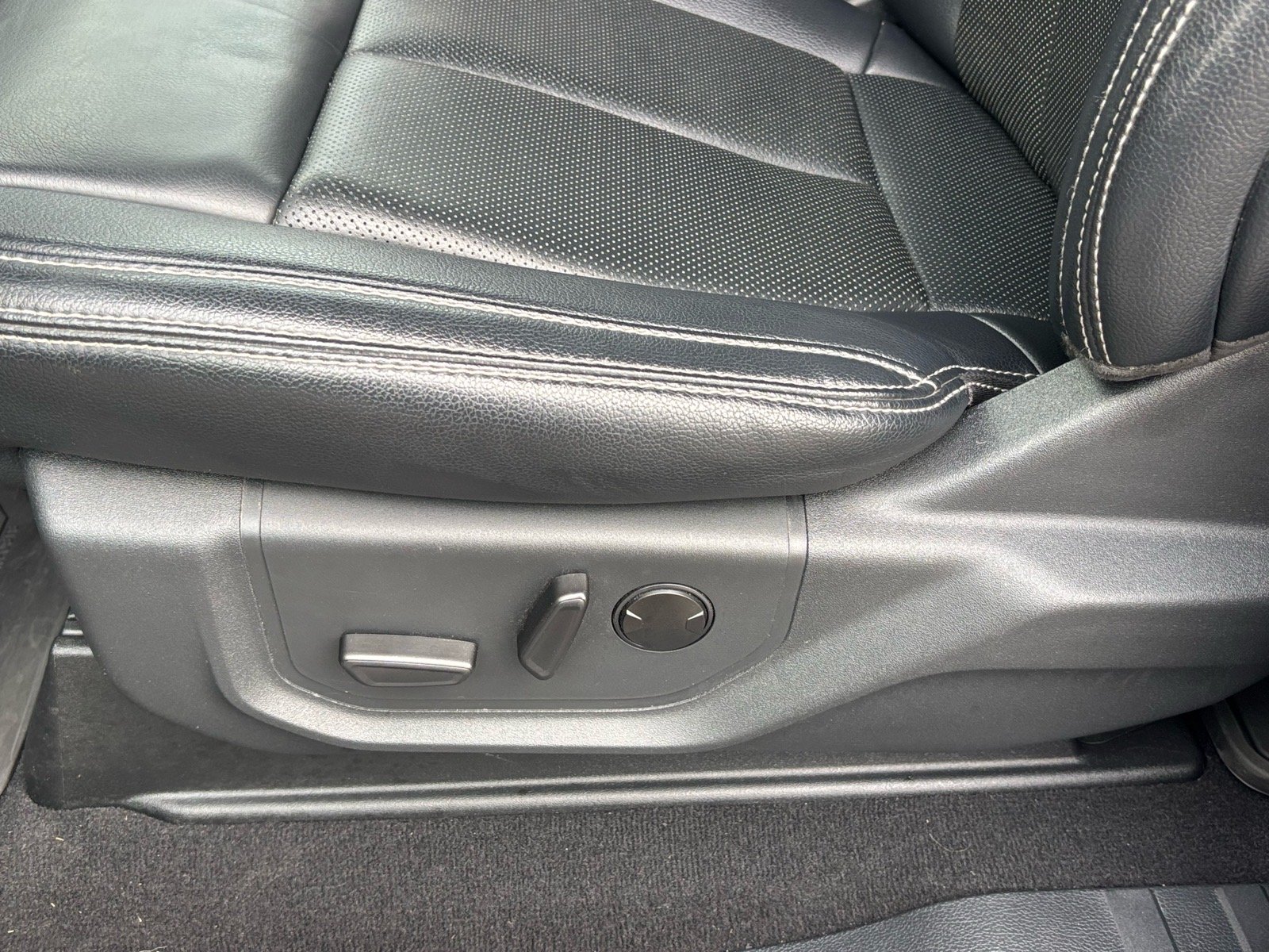 Used 2022 Iconic Silver Ford Lariat image 10