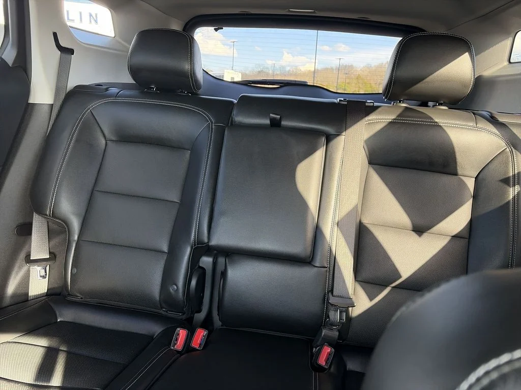 Used 2023 White GMC SLT image 21