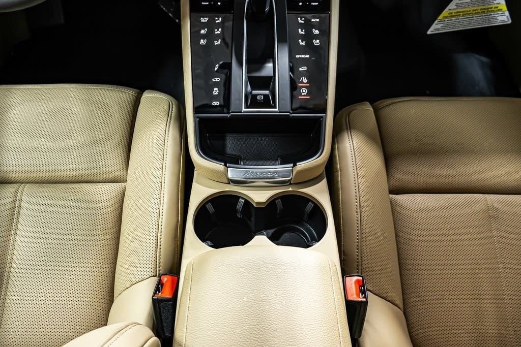 2025 Porsche Macan - Photo 17