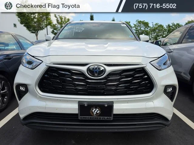 Used 2025 Wind Chill Pearl Toyota XLE image 2