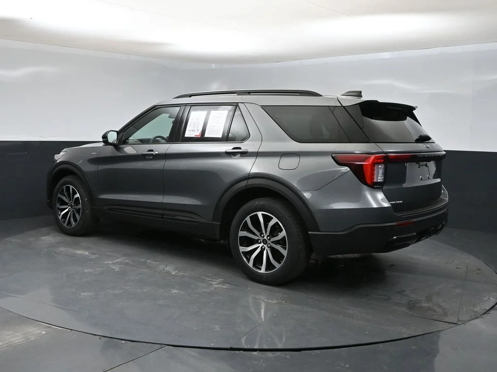 Certified Used 2025 Gray Metallic Ford ST-Line image 6