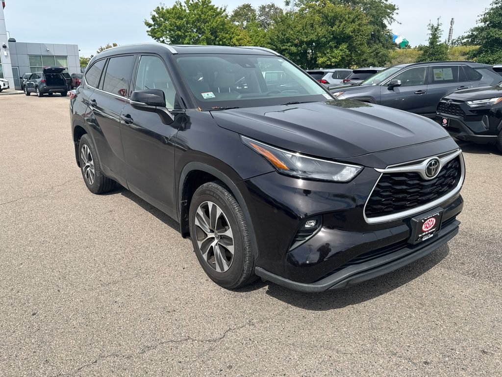 Used 2022 Brown Toyota XLE image 9