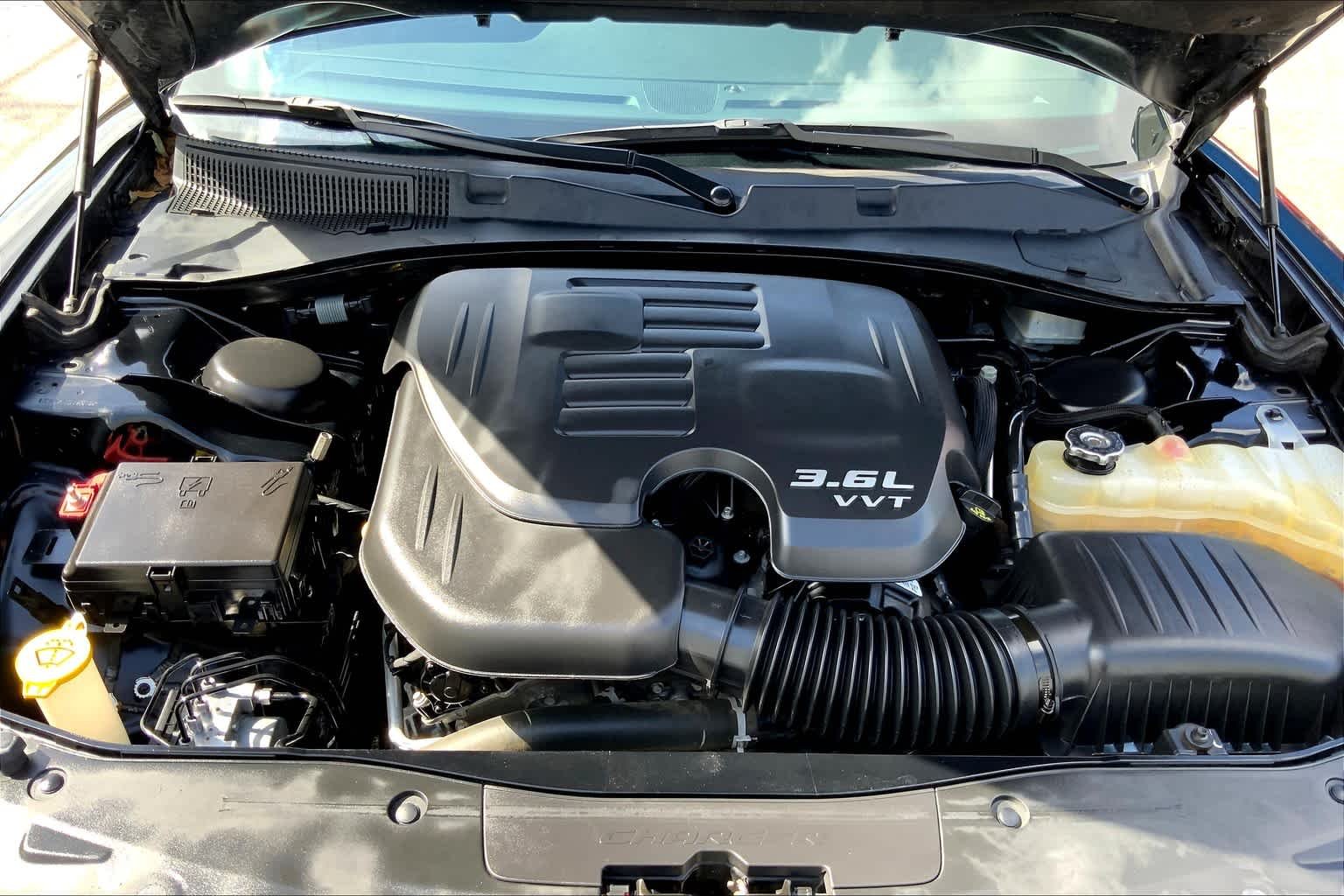 Used 2018 Pitch Black Clearcoat Dodge SXT Plus image 29