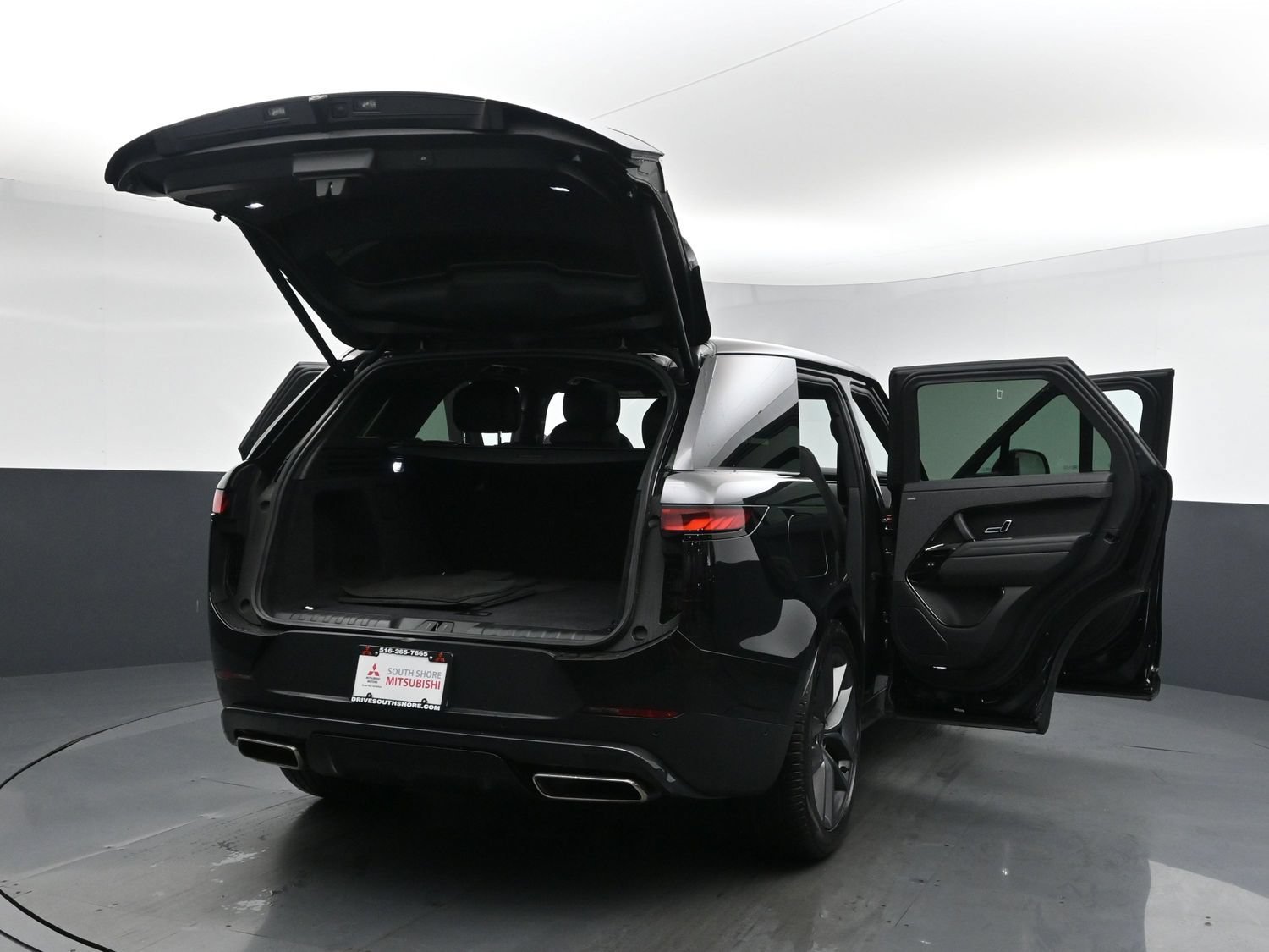 Used 2024 Black Land Rover SE image 28