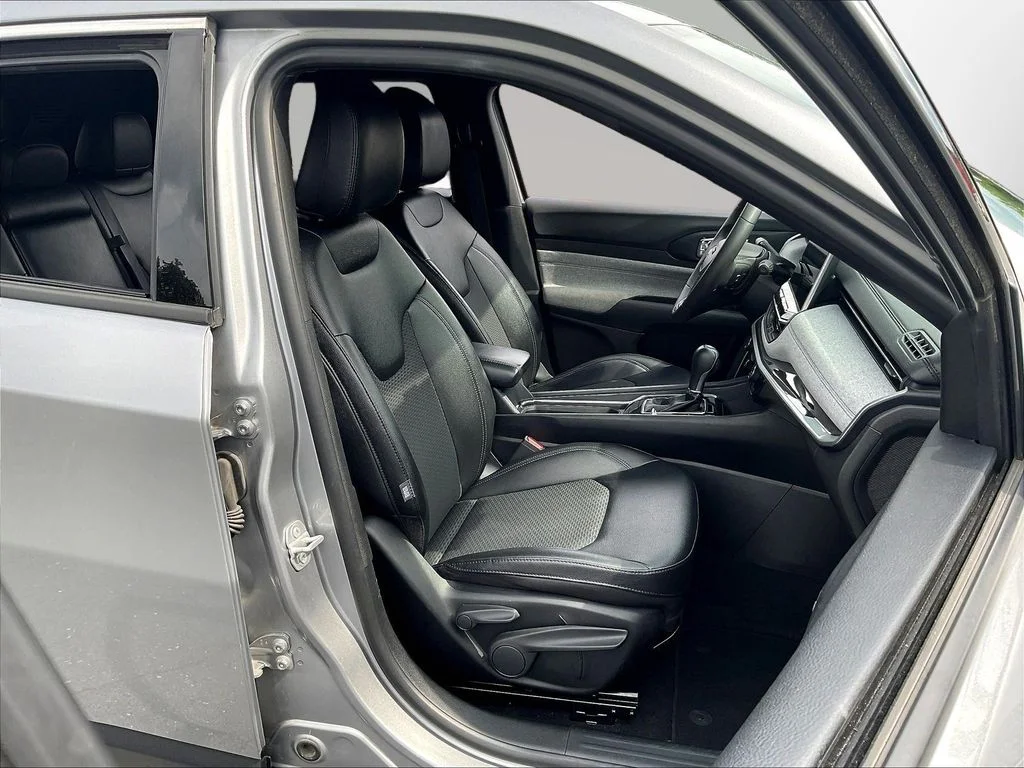 Used 2024 Silver Zynith Metallic Clearcoat Jeep Latitude image 31