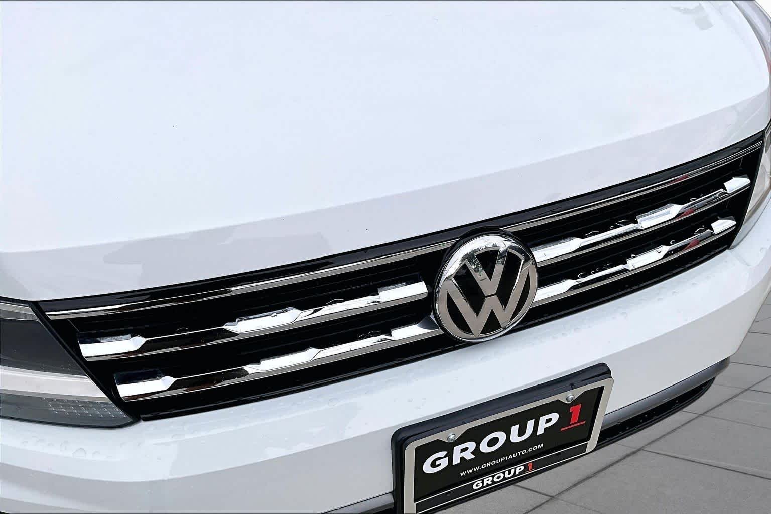 Used 2018 Pure White Volkswagen SE image 28
