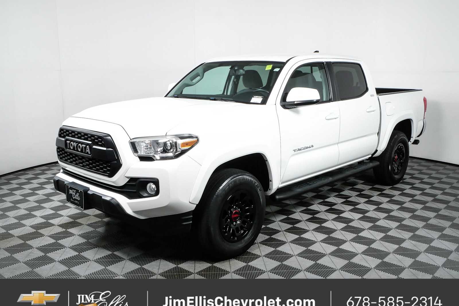 Used 2017 White Toyota SR5 V6 image 22