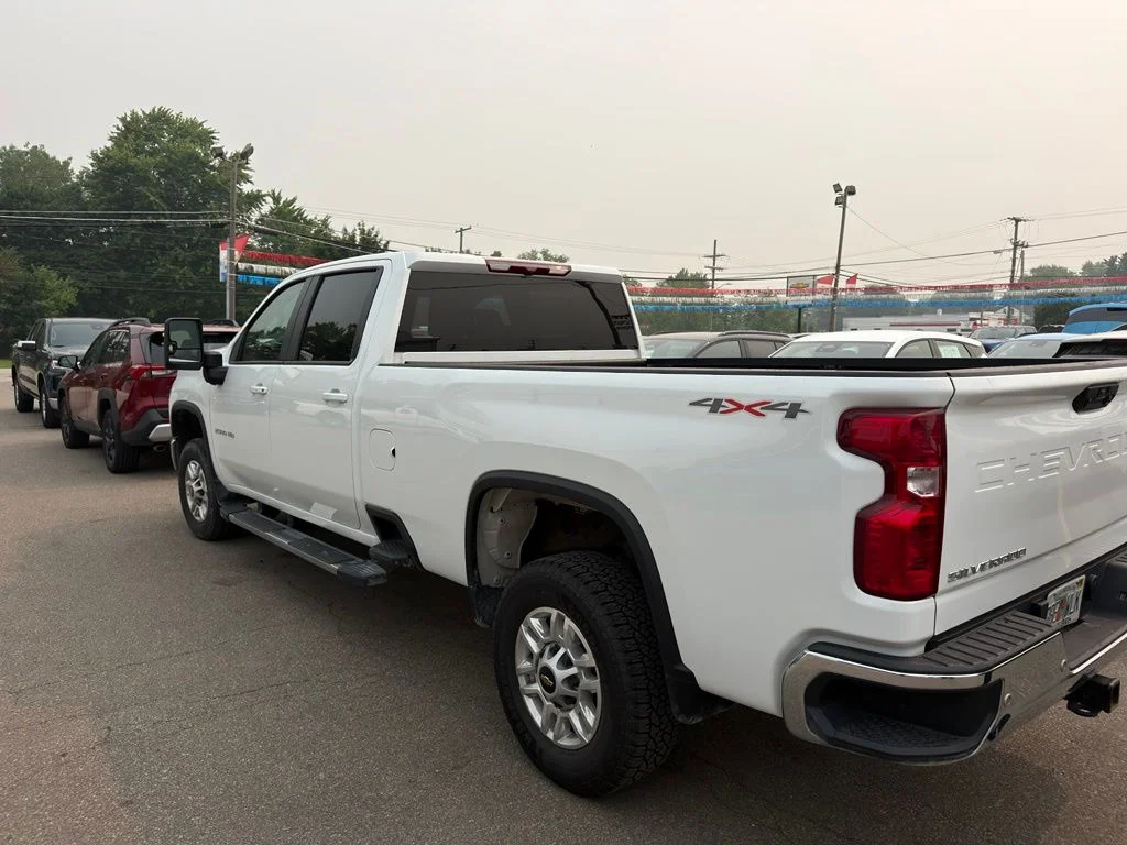 Used 2025 White Chevrolet LT image 9
