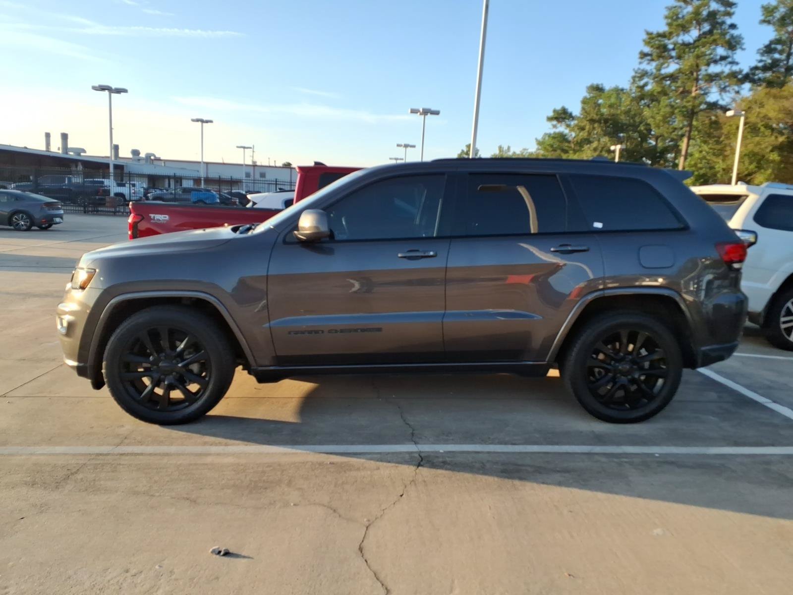Used 2018 Crystal Metallic Jeep Altitude image 5