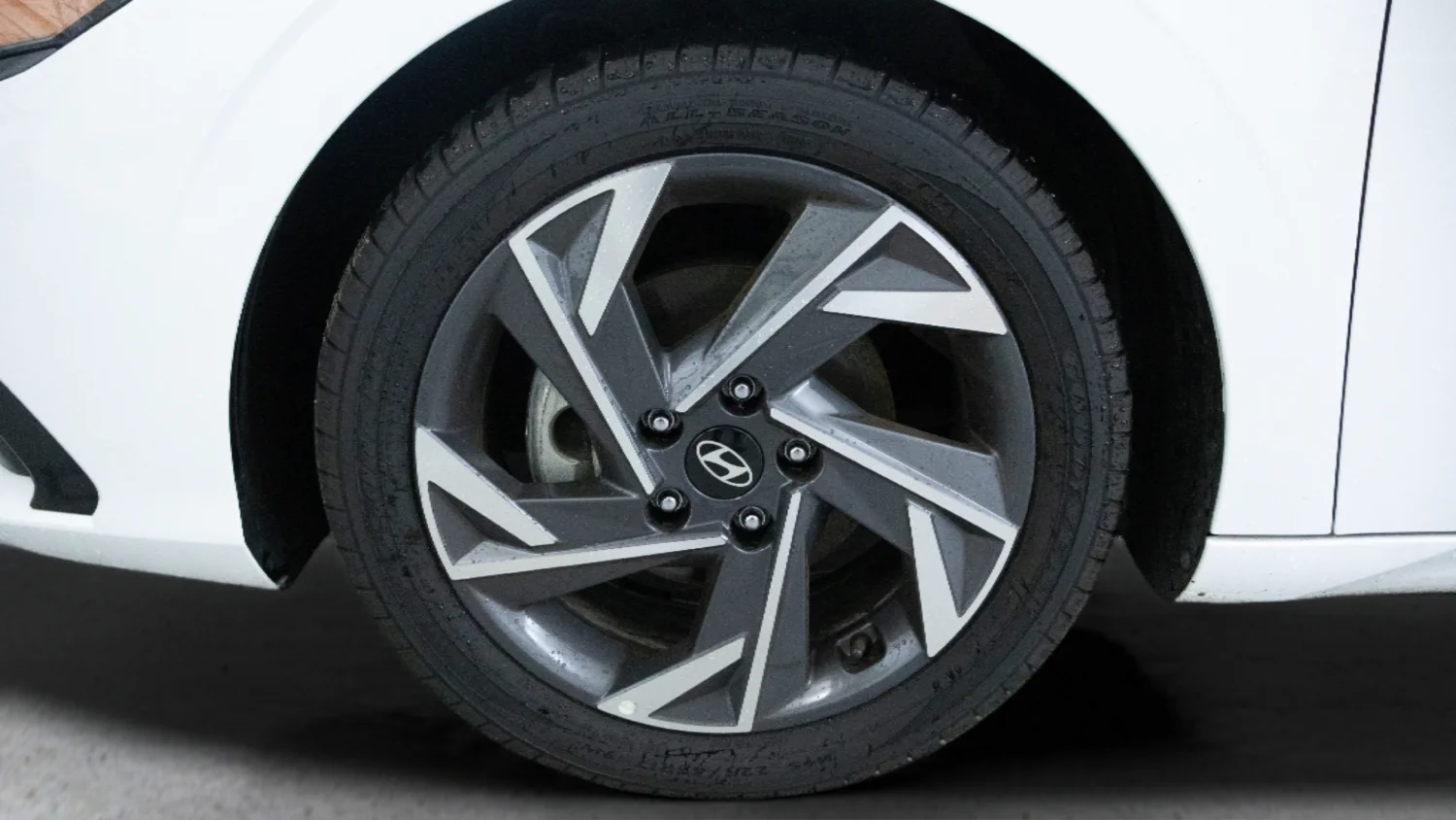 Used 2025 White Hyundai SEL Convenience image 9