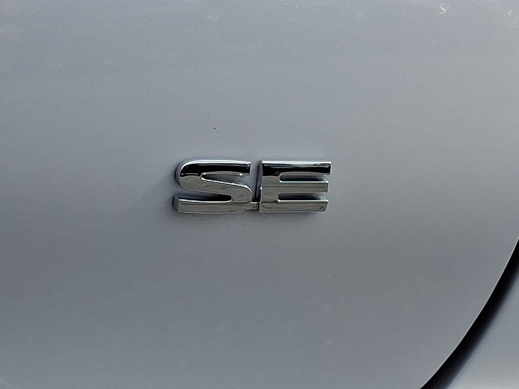 Used 2025  Mitsubishi SE image 10