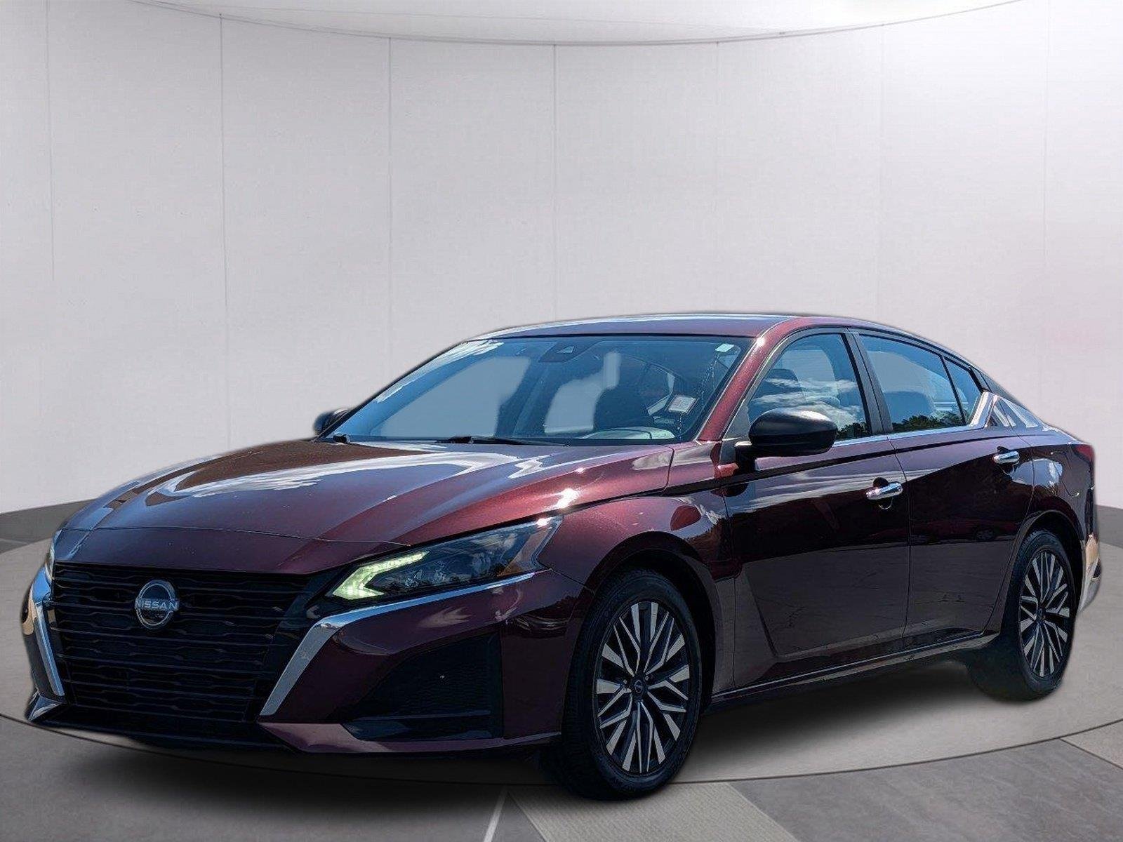 Used 2025 Garnet Pearl Metallic Nissan SV image 1