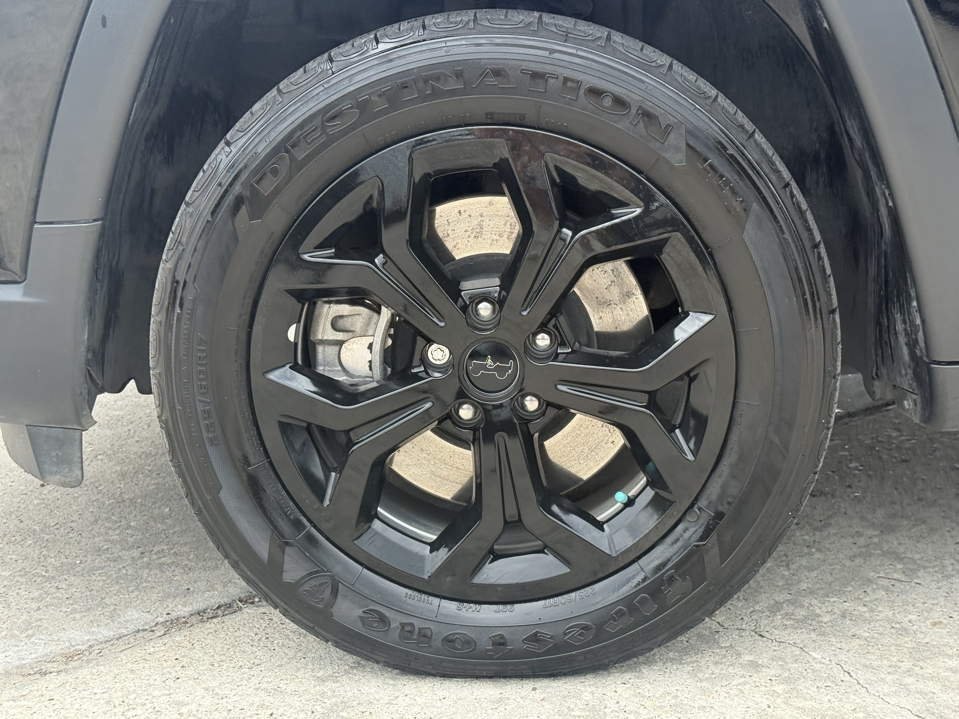 Used 2025 Diamond Black Crystal Pearlcoat Jeep Latitude image 12