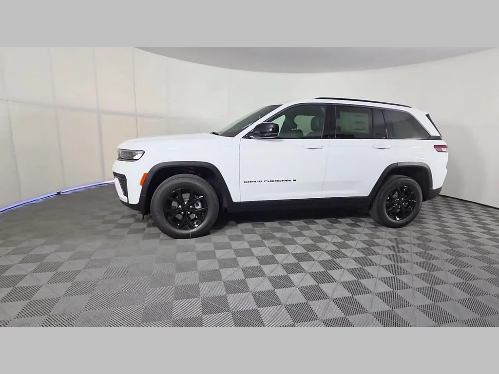 New 2026 Bright White Clear-Coat Exterior Paint Jeep Laredo Altitude image 33